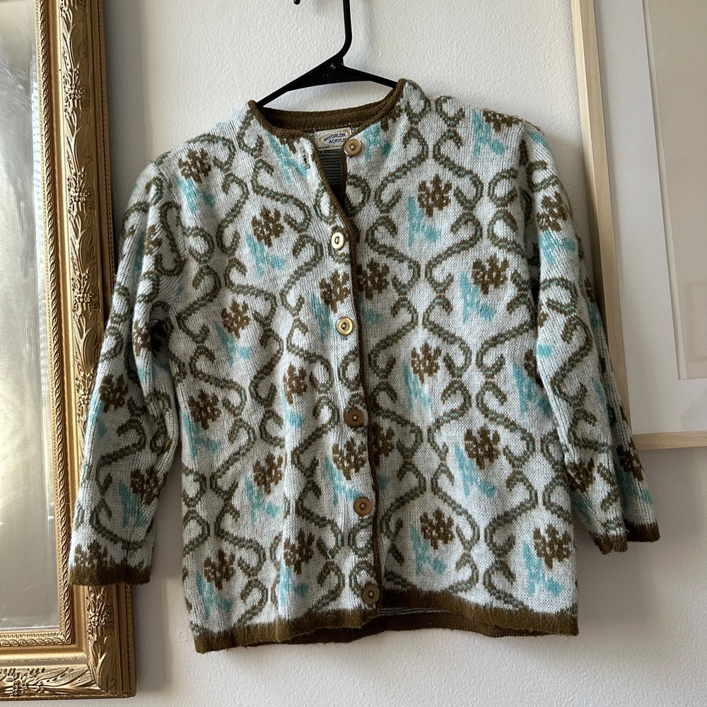 Vintage cropped size small sweater. Orlon acrylic.